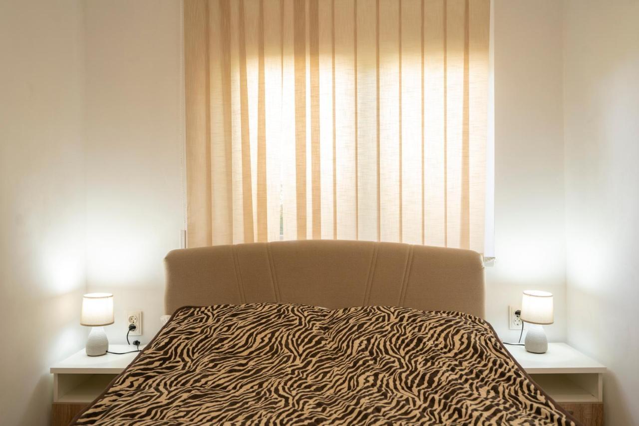 Apartman Curcic Книн Екстериор снимка