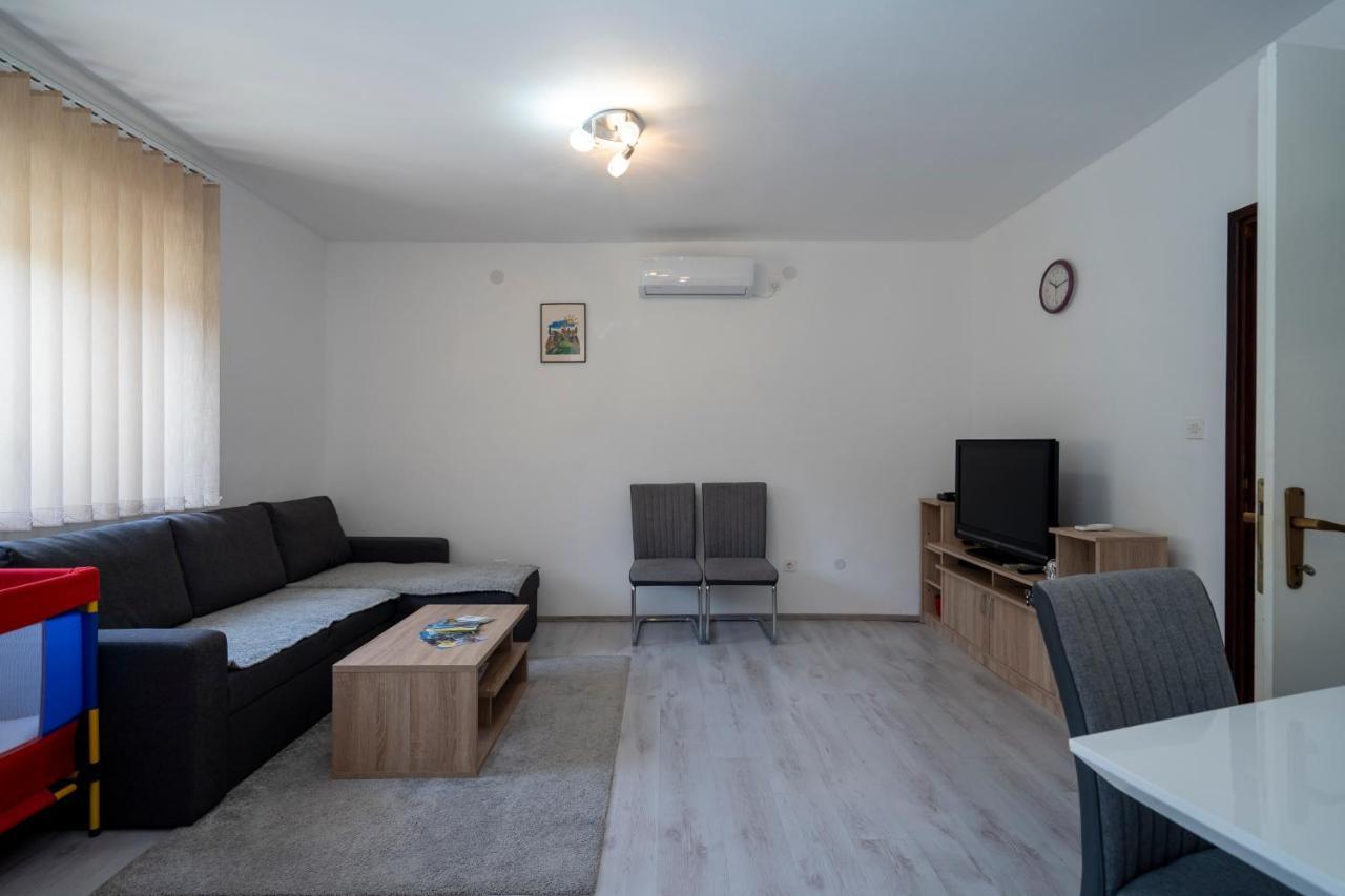 Apartman Curcic Книн Екстериор снимка