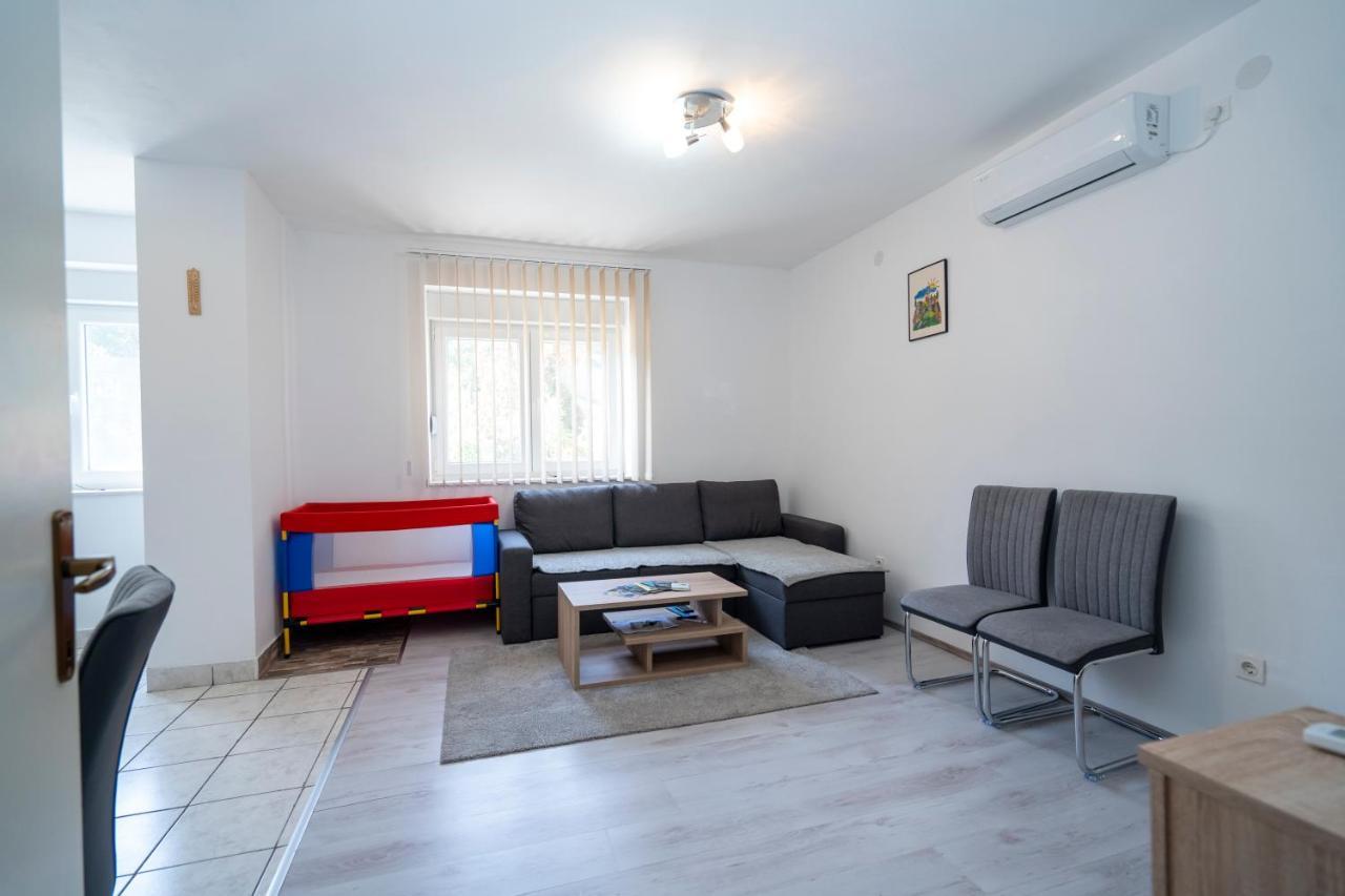 Apartman Curcic Книн Екстериор снимка